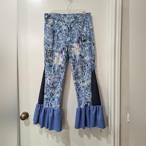 Stijlvolle blauwe geüpcycled opgeknapte jeans met uitlopende pijpen, damesmaat 6