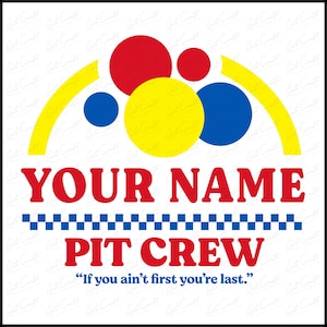 Puede incluir: Diseño gráfico sobre fondo blanco con un arco amarillo y círculos de colores rojo, amarillo y azul. El texto rojo en negrita dice "YOUR NAME" encima de una línea a cuadros azul y blanco, seguido de "PIT CREW" en rojo. La cita "If you ain't first you're last" está debajo.