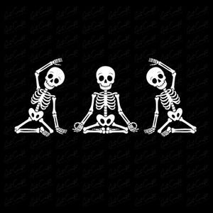 Op de afbeelding: Witte skeletillustraties in yogahoudingen op een zwarte achtergrond. Er zijn drie skeletten afgebeeld, één in een zittende meditatiehouding en twee in rekhoudingen. De afbeelding heeft een Halloween- of Dag van de Doden-thema.