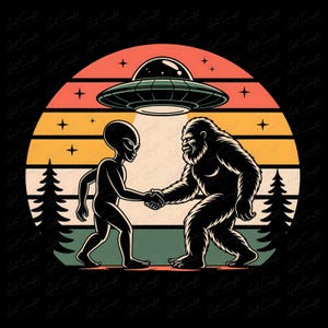 Puede incluir: Gráfico retro que muestra a un extraterrestre y a Bigfoot dándose la mano bajo un OVNI. El diseño incluye un fondo de puesta de sol con rayas naranjas, amarillas y verdes, estrellas y pinos. La imagen tiene un fondo negro.