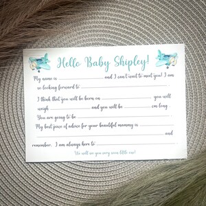 Hallo schat! Babyshower/geboortevoorspelling en advieskaarten Blauw vliegtuigthema Gender Reveal-kaarten