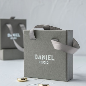 50 stuks papieren doos handvat doos op maat sieraden lade doos tote gepersonaliseerd logo ketting oorbellen ring sieraden verpakking donkergrijs