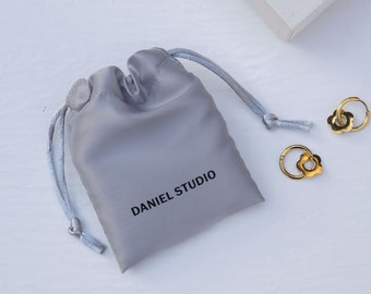 50 pièces de sac d'emballage de bijoux personnalisé gris clair logo personnalisé petit sac de bijoux pochette collier pochette en satin