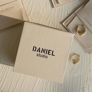 50 pezzi 9x9x3,5 cm scatola di carta per gioielli con logo personalizzato confezione per gioielli logo personalizzato collana orecchini anello multicolore