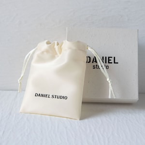 50pcs custom drawsting pouch personalized logo print custom jewelry packaging product packaging beige satin bag