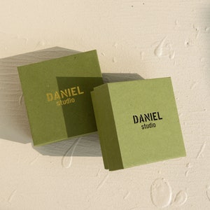 50 Uds. Caja de papel para joyería de 9x9x3,5 cm con logotipo, paquete de joyería personalizado, logotipo personalizado, collar, pendientes, anillo multicolor