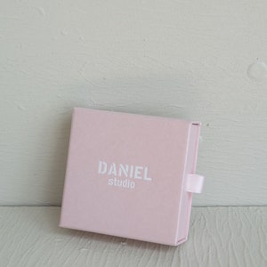 50pcs scatola rosa scatola di gioielli personalizzata logo personalizzato carta gioiello imballaggio scatola di cartone