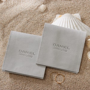 50 peças saco de embalagem de joias personalizado cinza logotipo personalizado moda pequeno envelope bolsa de joias de microfibra embalagem de joias personalizadas