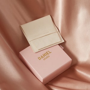 Caja de papel rosa de 50 piezas con logotipo personalizado, bolsa de embalaje de joyería pequeña y elegante, caja de cartón con cajón para anillos, collares y pulseras