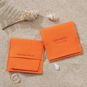 50 pieces personalized jewelry packaging bag custom logo fashion small envelope bag microfiber jewelry pouch with logo nacklace earrings
