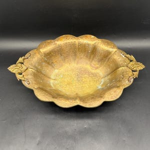 Vintage Brass Footed Bowl with Handles – Hammered Metal Scalloped Dish – Ornate Mid Century Decorative Bowl – Brass Catchall or Centerpiece
