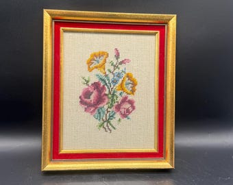 Vintage Blumen Nadelspitzen-Kunst - Gerahmter gestickter Blumenstrauß - Cottagecore-Wanddekor - Goldrahmen