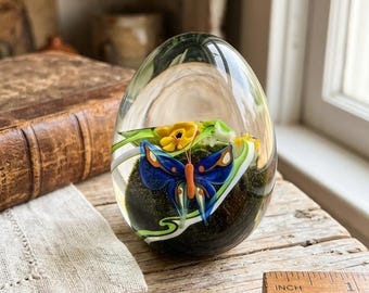 Fermacarte a forma di uovo in vetro artistico Orient and Flume, vintage 1978, firmato CI 36 M - Rara farfalla imperatore blu su fiore giallo, oggetto da collezione, arte d'arte.