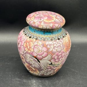 Vintage Cloisonné Ingwergefäß mit Deckel - Blumen- & Kranichdesign - Chinesische Emaillevase - Rosa und Blau