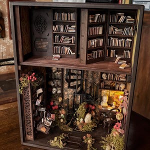 Magische Bibliothek mit Geheimgang Hexehaus  im Maßstab 1:12 Book Nook Miniatur Diorama Buch Nook Bücherregal Dekoration Fantasy