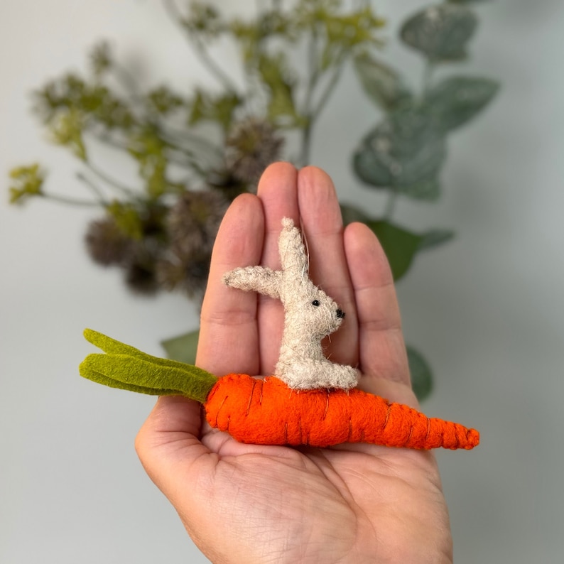 Osterhase Hase Kaninchen, Möhre Karotte Frühling, Ostern Osterdeko Filz Fenster Tür Anhänger Hänger scandinavisch Osterschmuck Zweig süß Bild 2