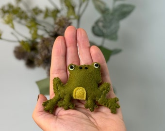 Frosch Kröte Unke Wetterfrosch Laubfrosch grün Frühling Sommer Filz Geschenkanhänger Handarbeit süß Deko stylisch frech fröhlich Astschmuck