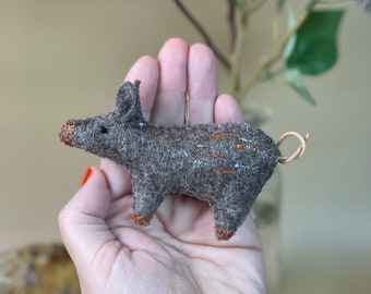 Wildschwein, Frischling, Weihnachten, Baumschmuck. Weihnachtsschmuck, Geschenkanhänger, Filz, süß, modern, stylisch, Handarbeit, Advent