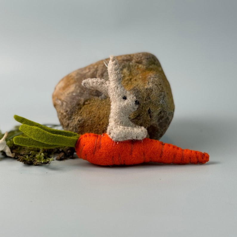 Osterhase Hase Kaninchen, Möhre Karotte Frühling, Ostern Osterdeko Filz Fenster Tür Anhänger Hänger scandinavisch Osterschmuck Zweig süß Bild 3