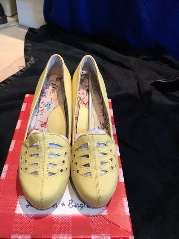 Yellow miss l fire shoes 40s style