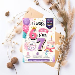 以下が含まれることがあります： 「I was 6 now i'm 7」という文字、金の王冠、カラフルな風船、バースデーケーキ、虹が描かれた長方形の誕生日招待状。カードには、2024年6月15日土曜日午後2時からスミスハウスで開催されるイベントの詳細が記載されています。