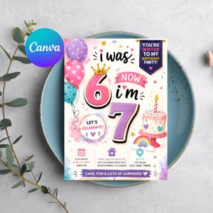 以下が含まれることがあります： I WAS 6 NOW I'M 7というテキスト、金の冠をかぶったピンクの6、紫の7、カラフルな風船、キャンドル付きのバースデーケーキ、虹、そしてスミスハウスでのイベント詳細が記載された誕生日パーティーの招待状カード。