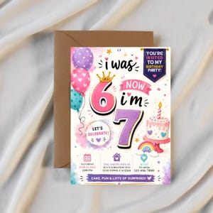 以下が含まれることがあります： I WAS 6 NOW I'M 7という文字、金の王冠、カラフルな風船、キャンドル付きのケーキ、虹が描かれた誕生日パーティーの招待状。カードには、2024年6月15日土曜日にFun TownのThe Smith Houseで開催されるイベントの詳細が記載されています。