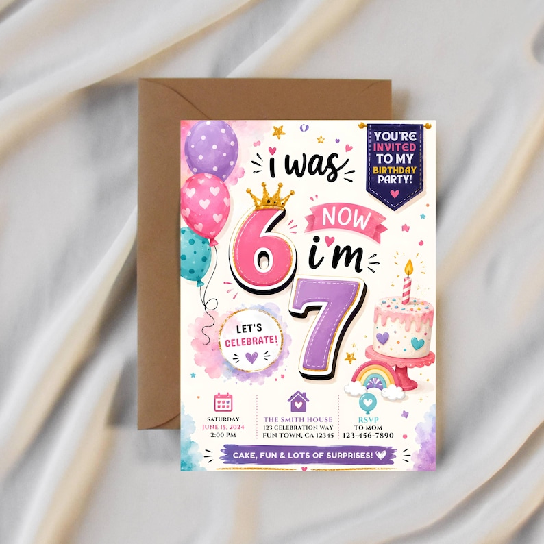 以下が含まれることがあります： I WAS 6 NOW I'M 7という文字、金の王冠、カラフルな風船、キャンドル付きのケーキ、虹が描かれた誕生日パーティーの招待状。カードには、2024年6月15日土曜日にFun TownのThe Smith Houseで開催されるイベントの詳細が記載されています。