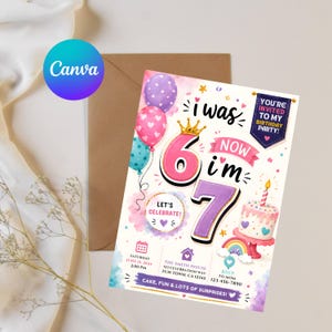 以下が含まれることがあります： 金色の王冠、カラフルな風船、キャンドル付きのケーキ、虹が描かれた誕生日パーティーの招待状。カードには「I WAS NOW 6 I'M 7」という文字と、日付、時間、場所、RSVP情報などのイベント詳細が黒い文字で記載されています。