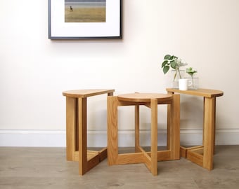 Mesas auxiliares circulares de roble con tres compartimentos