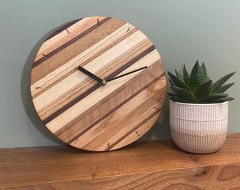 Reloj de pared redondo de madera a rayas