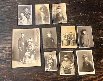 Sammlung von 10 montierten antiken Sepia-Fotografien aus Japan um 1890-1930