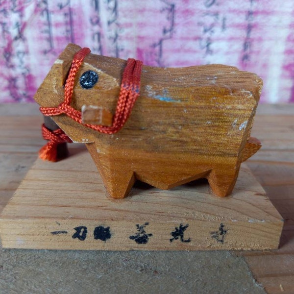 Vaca de madera japonesa vintage, arte popular japonés hecho a mano