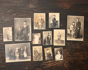 Sammlung von 12 aufgezogenen antiken Sepia-Fotografien aus Japan um 1890-1930