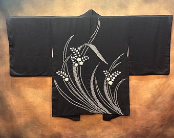 Kimono haori japonés, negro con decoración blanca, bata de kimono forrada de seda, chaqueta de kimono vintage