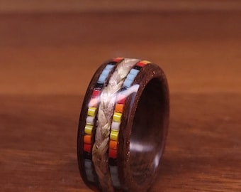 Bague en bois perlé avec foin d'odeur tressé