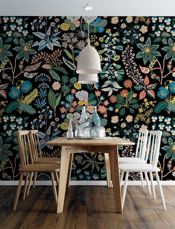 Papier peint mural avec accents de fleurs sauvages – Peler et