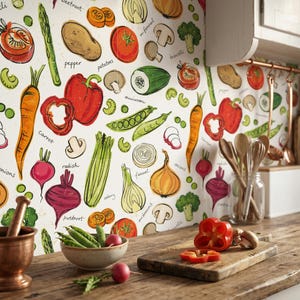 Könnte beinhalten: Eine Küchenszene mit einer Holz-Arbeitsplatte und einer weißen Rückwand, die mit farbenfrohen Gemüseillustrationen verziert ist. Ein Schneidebrett mit roter Paprika und Pilzen steht auf der Theke, zusammen mit einer Gemüseschüssel und einem Mörser und Stößel.