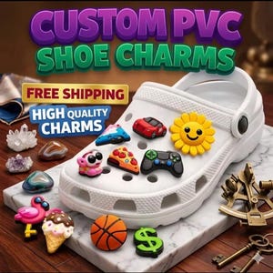 Puede incluir: Zapato blanco con varios dijes de PVC, incluyendo un coche rojo, una flor amarilla sonriente y un mando de videojuegos. La imagen muestra el texto "CUSTOM PVC SHOE CHARMS" y "HIGH QUALITY CHARMS".