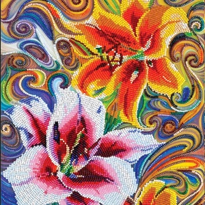 Puede incluir: Una obra de arte vibrante y detallada que presenta tres lirios en plena floración. Las flores están representadas con una técnica de mosaico, utilizando pequeñas cuentas de colores. Los lirios muestran tonos de rojo, naranja, amarillo y blanco, con detalles intrincados y patrones arremolinados.