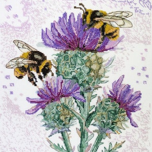 Könnte beinhalten: Kreuzstich-Design mit zwei Hummeln, die über einer lila Distelblume schweben. Die Bienen haben gelbe und schwarze Streifen mit durchscheinenden Flügeln. Die Distel hat grüne und violette Farbtöne, vor einem hellvioletten Hintergrund.