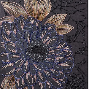 Könnte beinhalten: Ein dunkles Blumendesign mit einer großen, mit Perlen besetzten Blume mit Blütenblättern in Schwarz-, Blau- und Rosatönen. Die Blume ist von goldenen und schwarzen Perlenblättern und anderen floralen Elementen auf schwarzem Hintergrund umgeben.