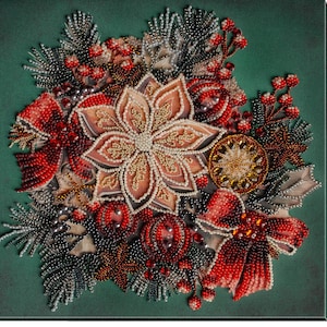 Puede incluir: Primer plano de un adorno navideño de cuentas que representa una flor de poinsettia, lazos rojos y ramas de pino verdes. El adorno está hecho con cuentas de varios colores, incluyendo rojo, verde, dorado y blanco.