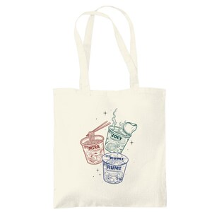 Peut inclure: Sac fourre-tout blanc cassé avec une illustration colorée de trois gobelets de nouilles instantanées. Les gobelets sont étiquetés "MIRA", "ZOEY" et "RUMI". Le gobelet "MIRA" contient des nouilles et des baguettes.