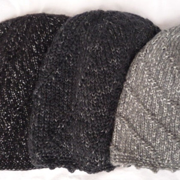 Feine Beanies aus weichem Wollgarn in Schwarz/Anthrazit/Grau mit seidig glänzenden Akzenten und Spiralmuster