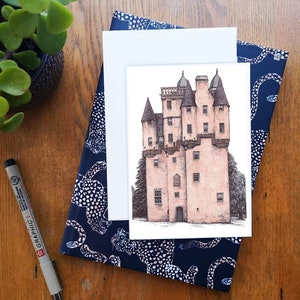 Castello di Craigievar • Biglietto d'auguri o biglietto di compleanno vuoto • Disegno architettonico con penna e inchiostro, fatto a mano in Scozia • Regalo nella cassetta delle lettere