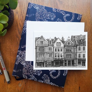 Grassmarket, Edimburgo • Biglietto di auguri vuoto o biglietto di compleanno • Disegno architettonico a penna e inchiostro, fatto a mano in Scozia • Regalo per cassetta delle lettere
