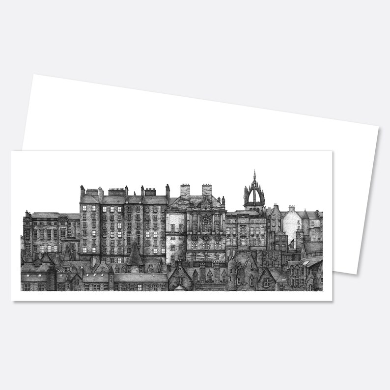 Puede incluir: Ilustraci&oacute;n en blanco y negro de un paisaje urbano, con dibujos arquitect&oacute;nicos detallados de edificios con diversas l&iacute;neas de techo y ventanas. La imagen est&aacute; en una tarjeta blanca con un sobre a juego, ideal para papeler&iacute;a o impresiones art&iacute;sticas.