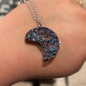 Luna crescente in titanio Druzy con perle vintage