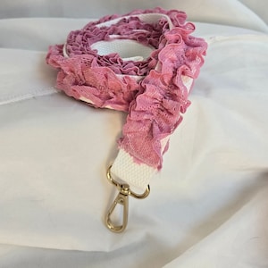 Weiß-rosa Rüschen-Leine mit goldener Hardware